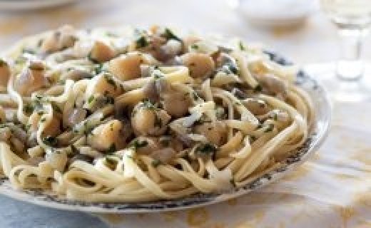 Bay Scallop Linguine with White Wine and Parsley