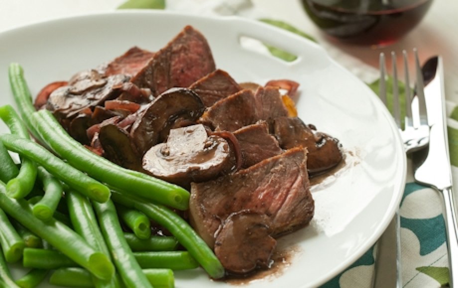 Peppered Steak with Mushrooms and Red Wine Pan Sauce