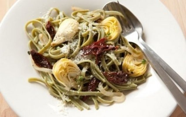 Spinach Fettuccine with Artichokes and Sun-dried Tomatoes